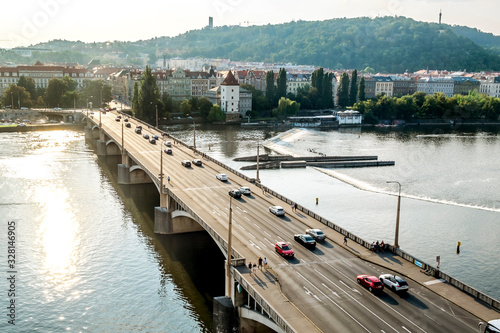 Foto Jiraskuv bridge and  Embankment on the Vltava river in Prague.