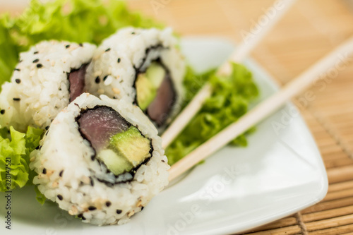 rollo de sushi con ajonjolí dos
