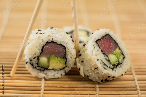 sushi con ajonjolí dos