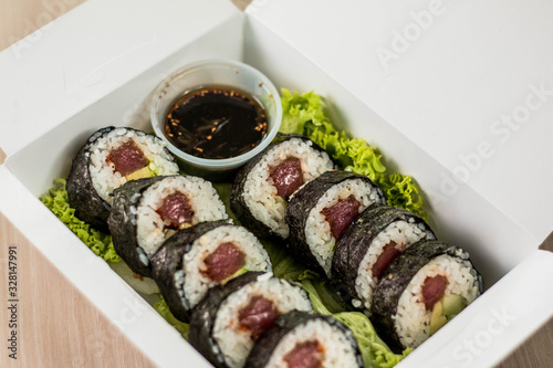 sushi con algas en caja y salsa desde arriba