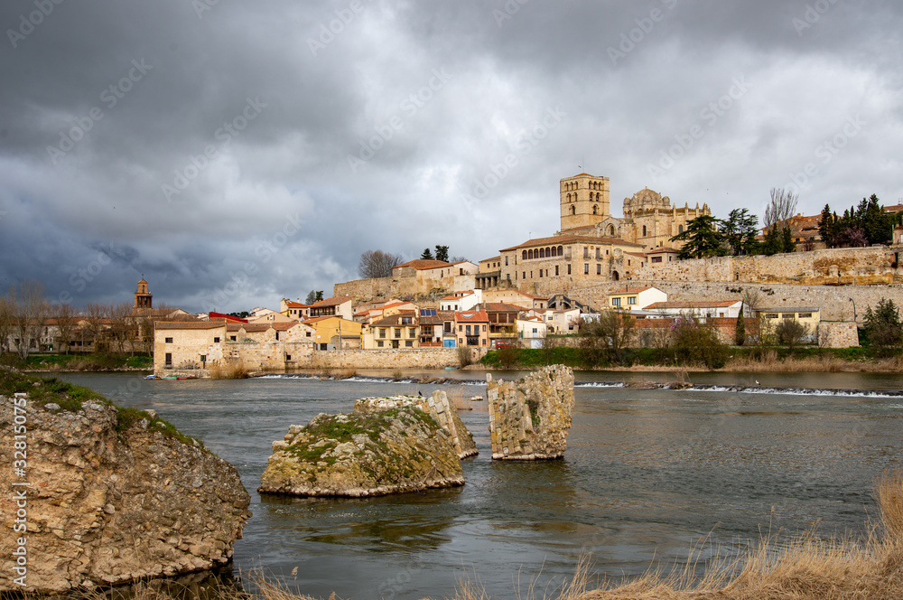 Panorama de la vieja y monumental ciudad de Zamora con el rio Duero, España .
