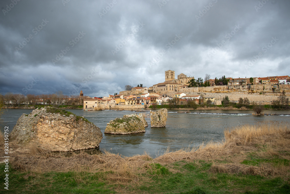Panorama de la vieja y monumental ciudad de Zamora con el rio Duero, España .