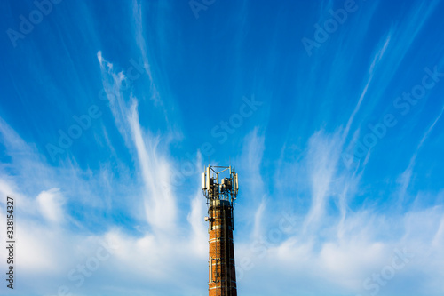 Wieża telekomunikacyjna na tle nieba © Heroc