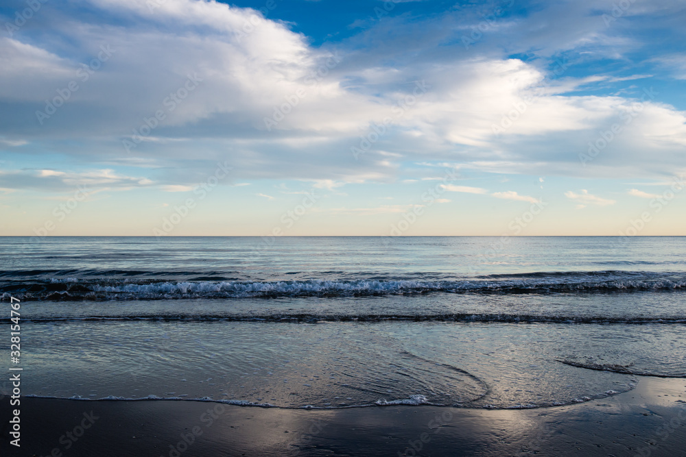 Obraz premium Panorama mare d'inverno, onde sulla riva della spiaggia di Jesolo