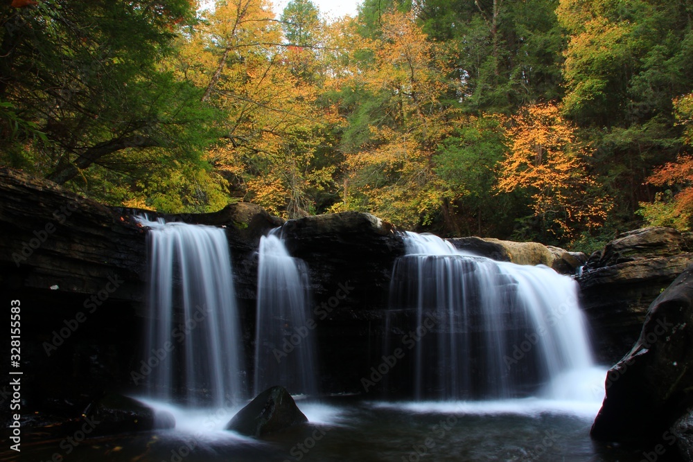 Obraz premium Lower potter falls in Obed national scenic river in Easter Tennessee during peak falls colors