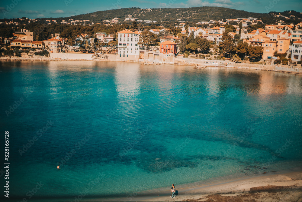 Obraz premium Ville du sud de la france au bord de l'eau