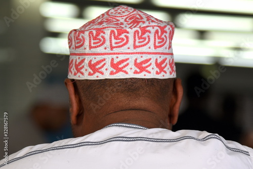 Omanischer Mann mit traditioneller Kumma photo