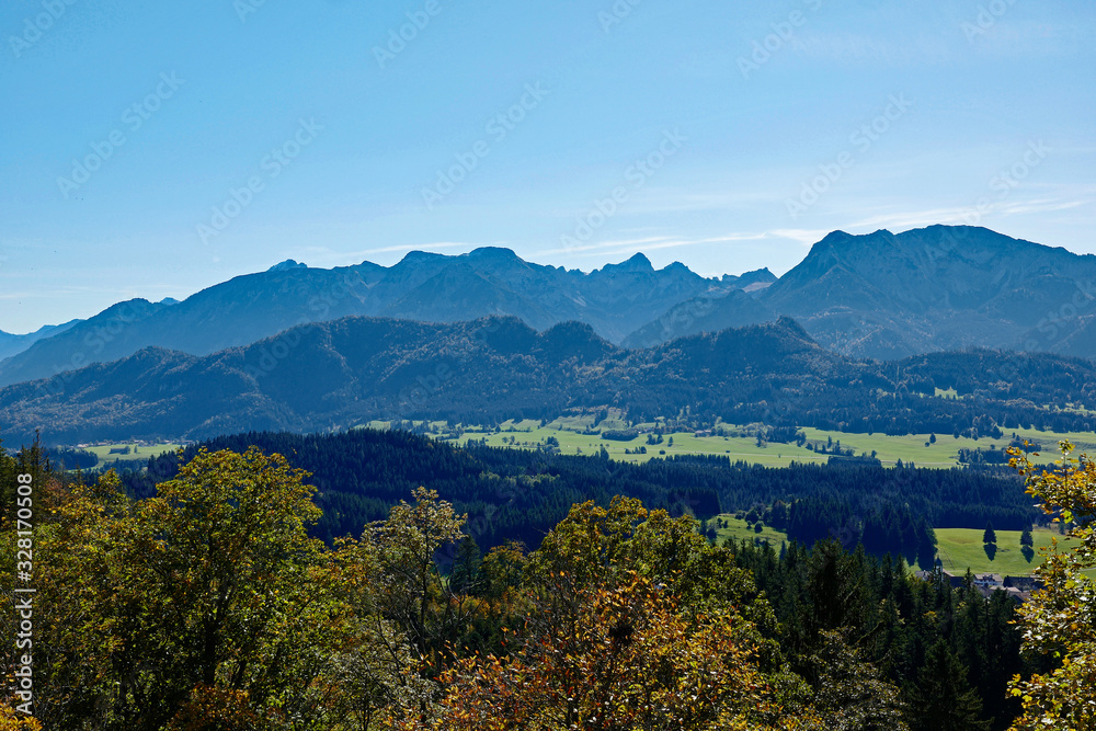 Blick von der Burgruine Hohenfreyberg auf die Alpen