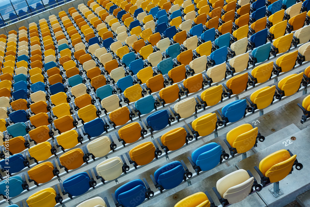 Fototapeta premium niebieskie krzesło na stadionie sportowym