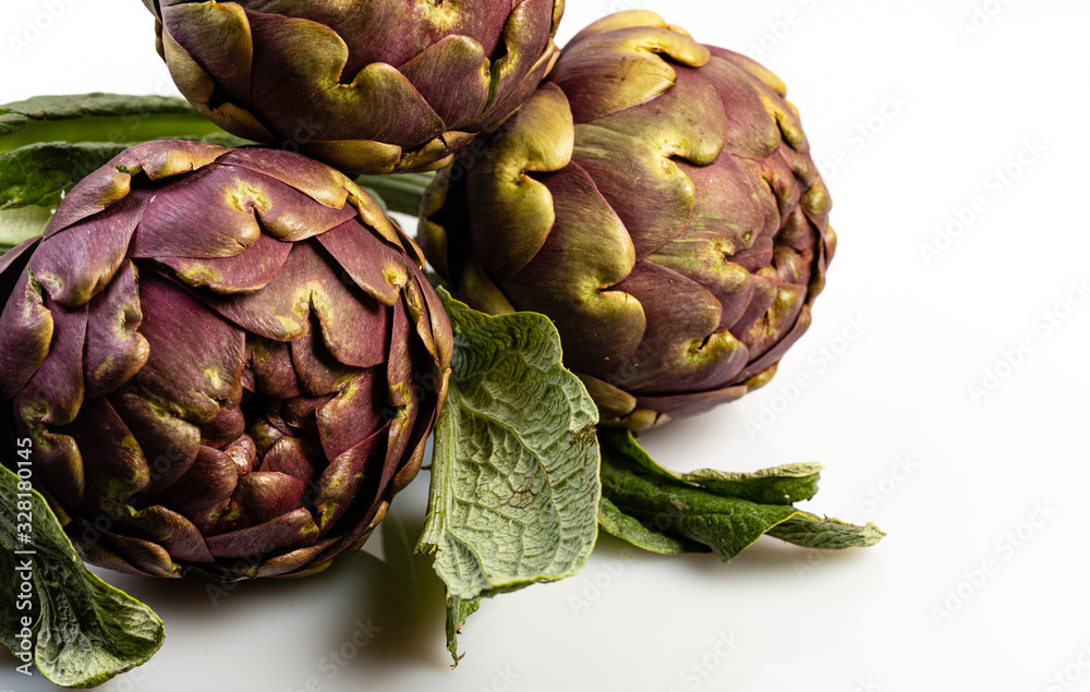 Obraz premium Gruppo di carciofi sul tavolo