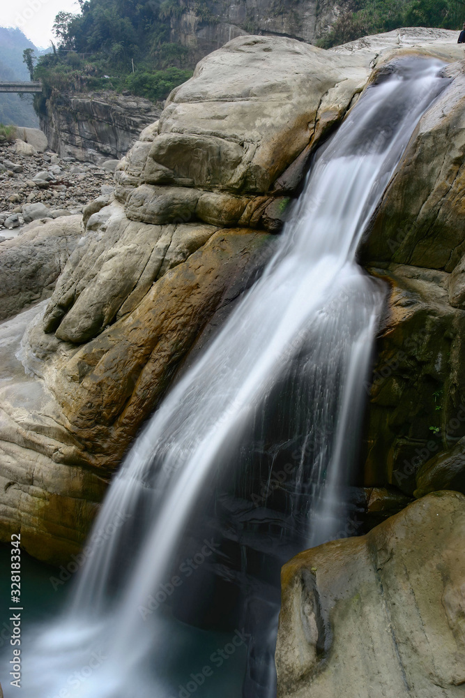 Obraz premium Long time exposure shot of a creek and rocks