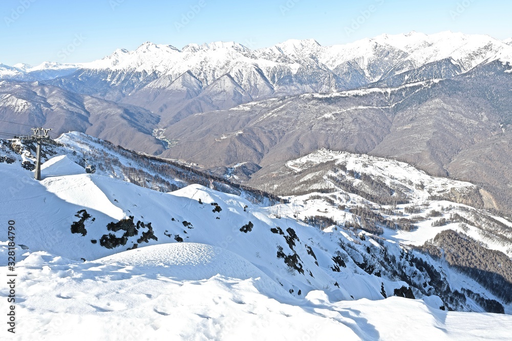 Obraz premium snow-capped mountain peaks in a ski resort