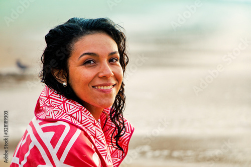 Mujer joven sonriendo mientras mira a la cámara