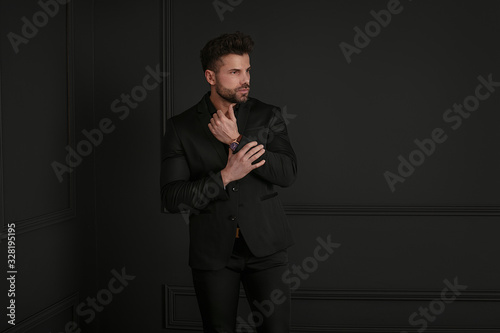 Фотография Man in elegant black suit posing