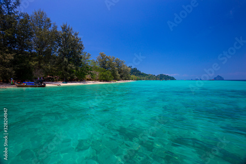 Fototapeta Naklejka Na Ścianę i Meble -  Beautiful summer beach with clear water and blue sky in south of thailand