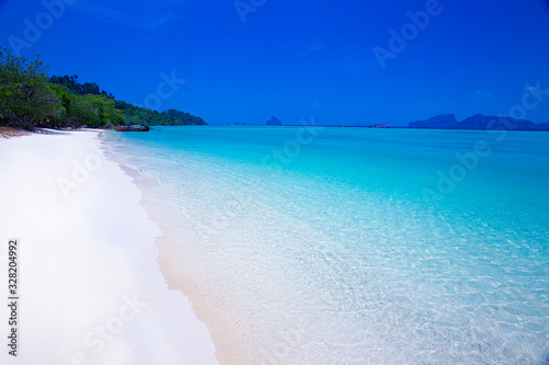 Fototapeta Naklejka Na Ścianę i Meble -  Beautiful summer beach with clear water and blue sky in south of thailand