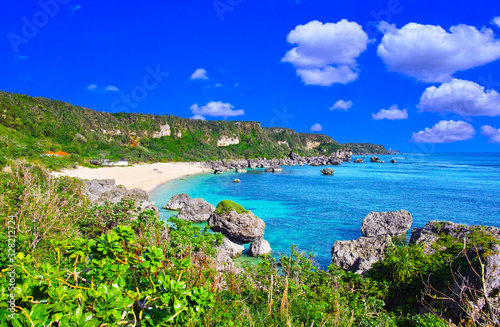 宮古島の南海岸に位置する保良川ビーチと東平安名崎灯台