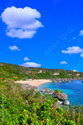 宮古島の南海岸に位置する保良川ビーチの景観 © 7maru