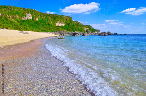 宮古島の南海岸に位置する保良川ビーチの波打ち際