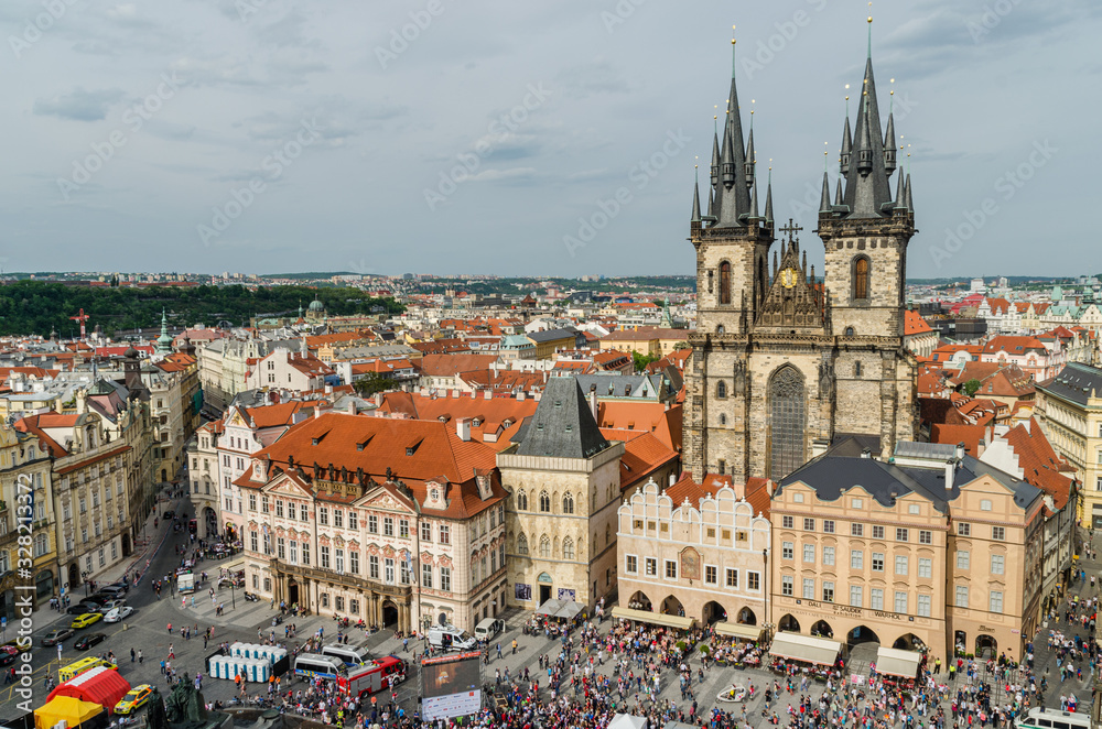 Naklejka premium Praga, Republika Czeska 15 maja 2015: Słynny Rynek Starego Miasta widziany z Ratusza Starego Miasta w Pradze Republika Czeska
