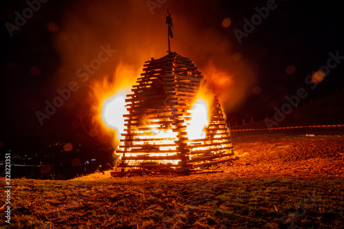 Obraz na plátně Funken - Feuer - Allgäu - Hexe - Nacht