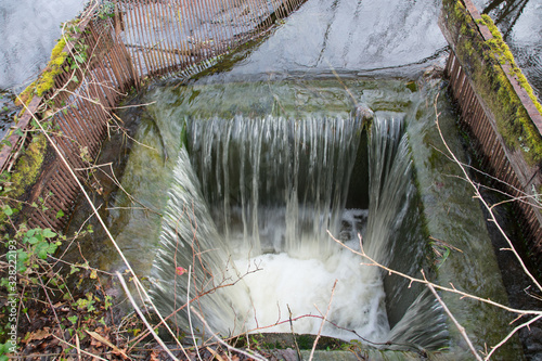 eau se déversant