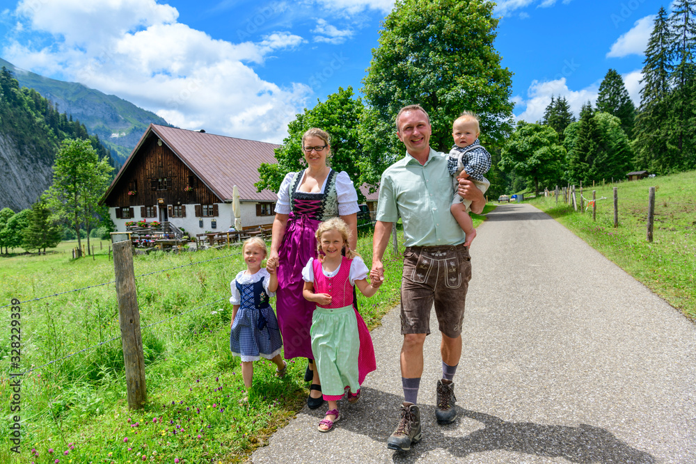 Fototapeta premium Sonntagsspaziergang mit der Familie in den Allgäuer Bergen