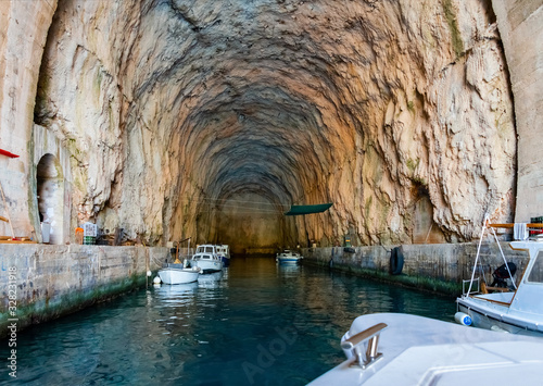 Bild auf Leinwand U-Boot Bunker Insel Brac Kroatien Milna Anleger Versteck gesprengt Felsen Steilk