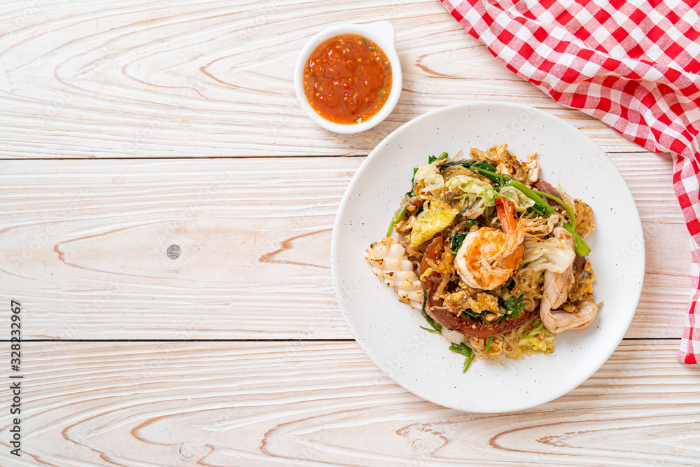 Stir-fried vermicelli with vegetables and seafood in sukiyaki sauce Stir-fried vermicelli with vegetables and seafood in sukiyaki sauce