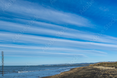 Bord de mer ensoleill   et d  sert en hiver