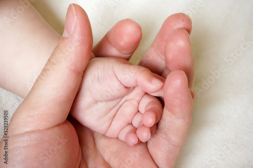 Photo material: mother's hand and baby's hand © ケイーゴ・K