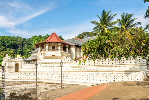 Tableau sur toile Temple of the Sacred Tooth Relic is a Buddhist temple in the city of Kandy - Sri