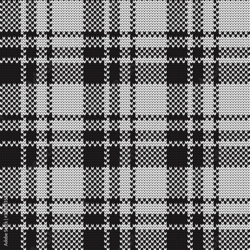 Knitted checkered pattern tweed.