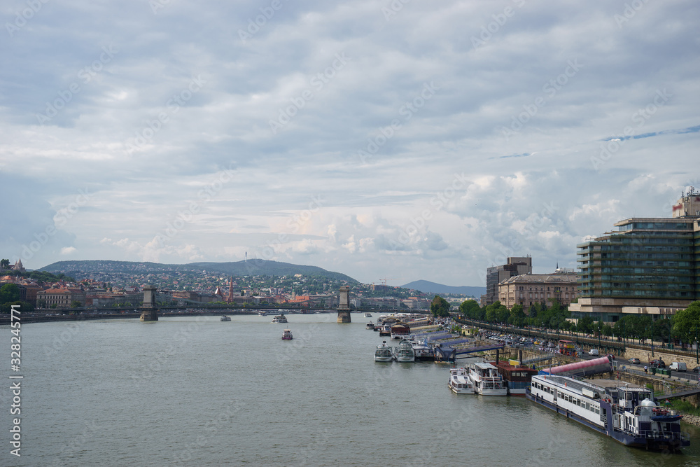 Naklejka premium cityscape view of Danube river with beautiful sky in Budapest