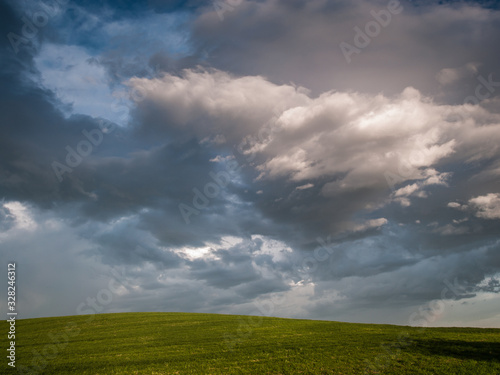 Paisaje de campo verde con cielo de nubes de tormenta.