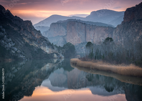 Fototapeta Paisaje al atardecer de montañas reflejadas en el agua del pantano de Sant Llorenç de Montgai (Cataluña, España).