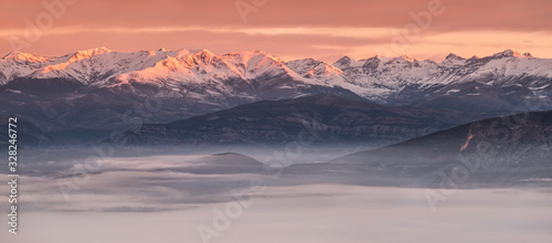 Panorama de las montañas de los Pirineos al amanecer. photo