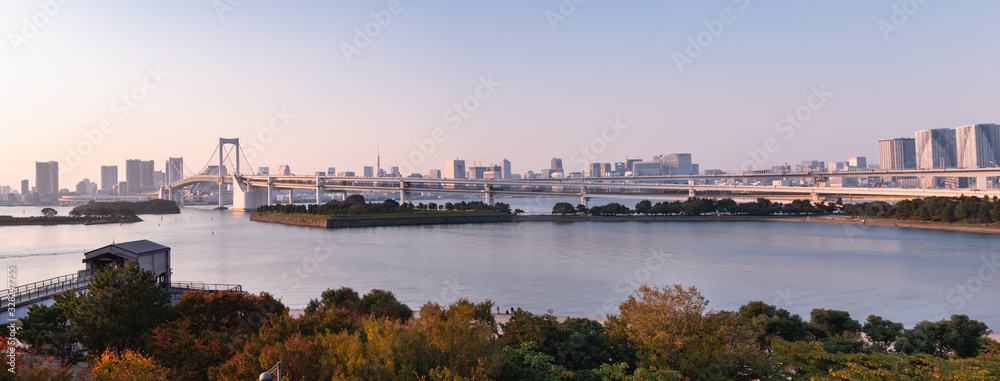 日本の人気観光地でもある東京。レインボーブリッジと東京湾。