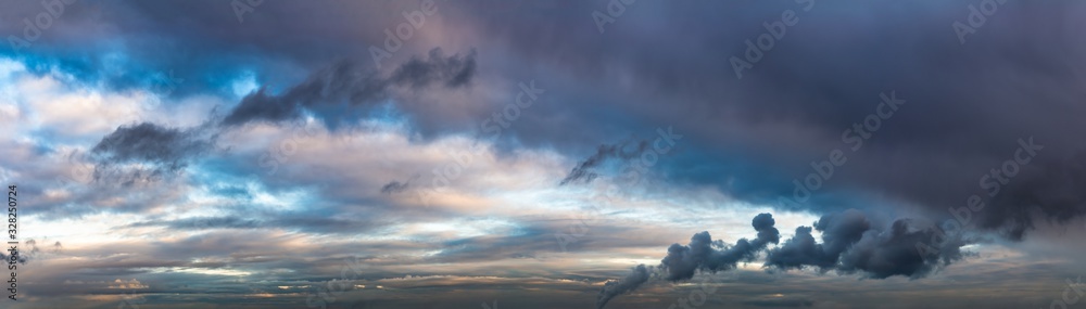 Obraz premium Fantastic dark blue thunderclouds at sunrise, natural composition