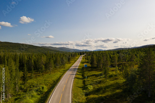 Straße durch den Wald aus der Luft in Nordnorwegen; Drohne, Norwegen