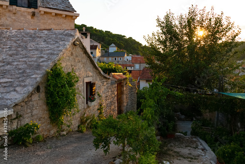 Pučišća Häuser Dor Insel Brac Kroatien Adria Mittelmeer mediterran Bucht Fjord Kalkstein Felsen Häuser Urlaub Erholung Garten Pflanzen Ruhe Erholung Bildhauer Sonnenlicht Abendstimmung Idyll 