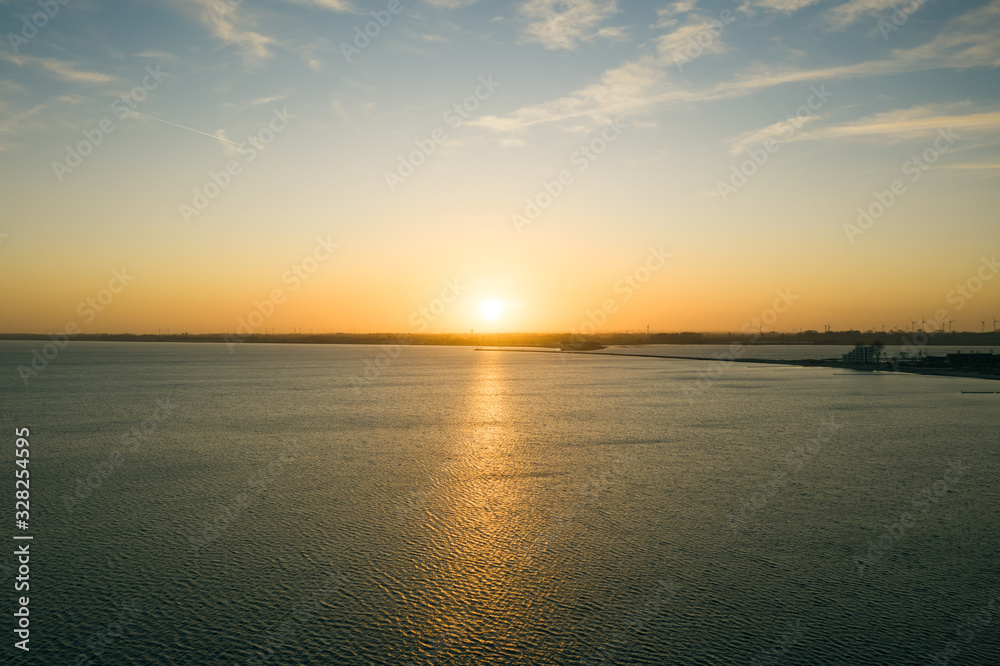 Sonnenuntergang über dem Meer aus der Luft Sonnenuntergang über dem Meer aus der Luft