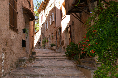 Fototapeta Naklejka Na Ścianę i Meble -  Rue du Bas Four aux Arcs-sur-Argens (83460), département du Var en région Provence-Alpes-Côte-d'Azur, France
