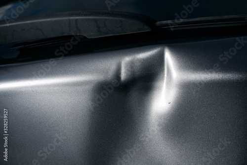 Cuadro en lienzo A dent in the body of a silver car