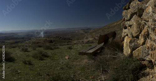 paisaje de montaña y un banco en primer plano con vistas al pueblo de bilbilis photo