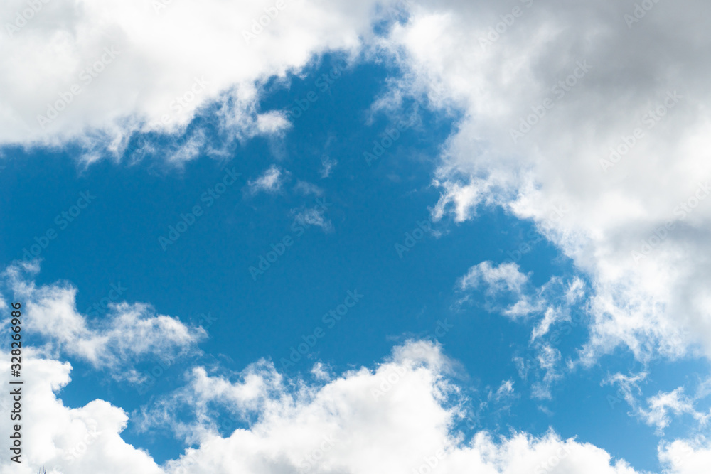 Obraz premium Blue sky with fluffy clouds