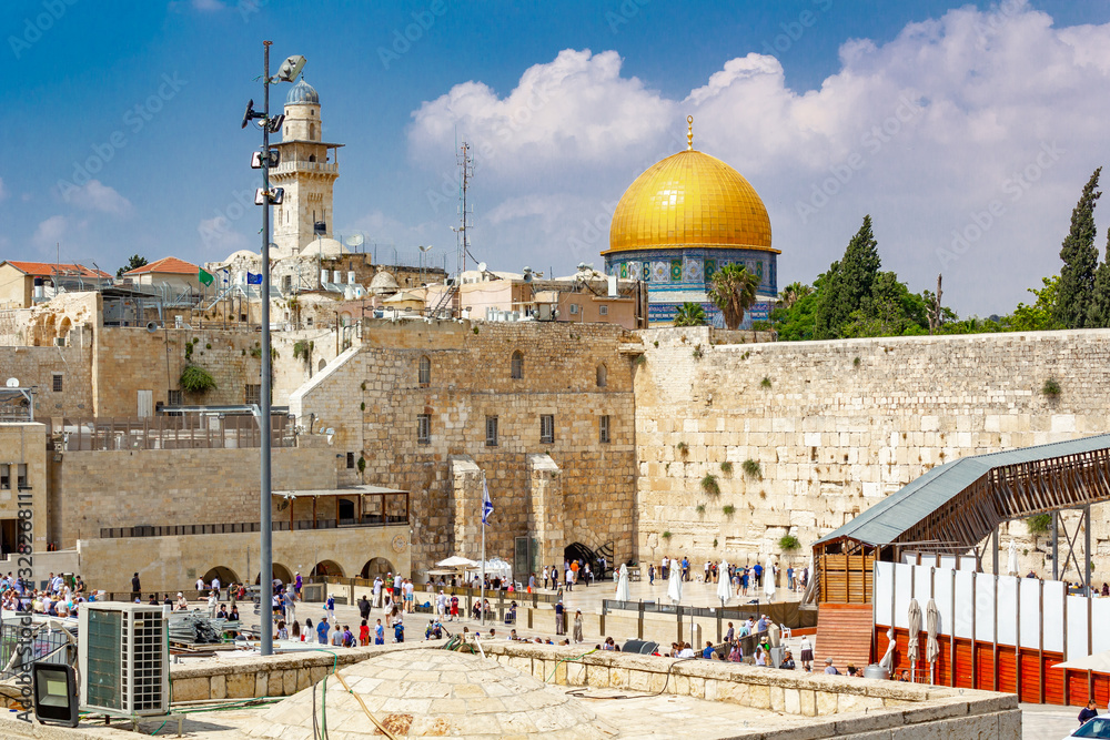 Der Felsendom über der Stadt Jerusalem in Israel.