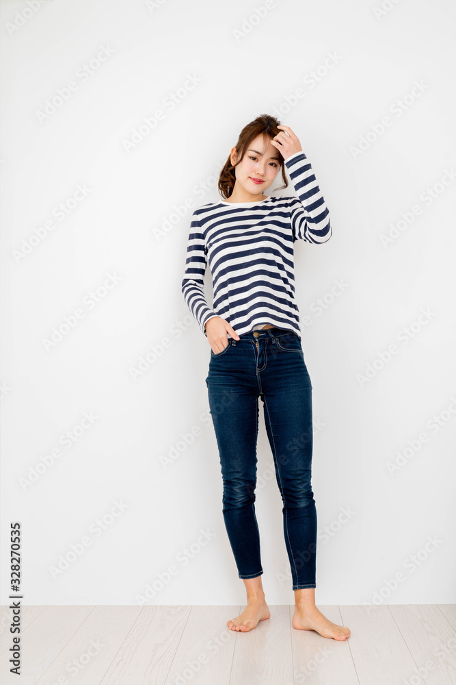 立っている女性 立っている女性