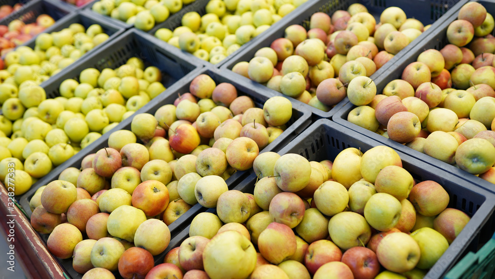 Fresh red and green apple fruits in a supermarket