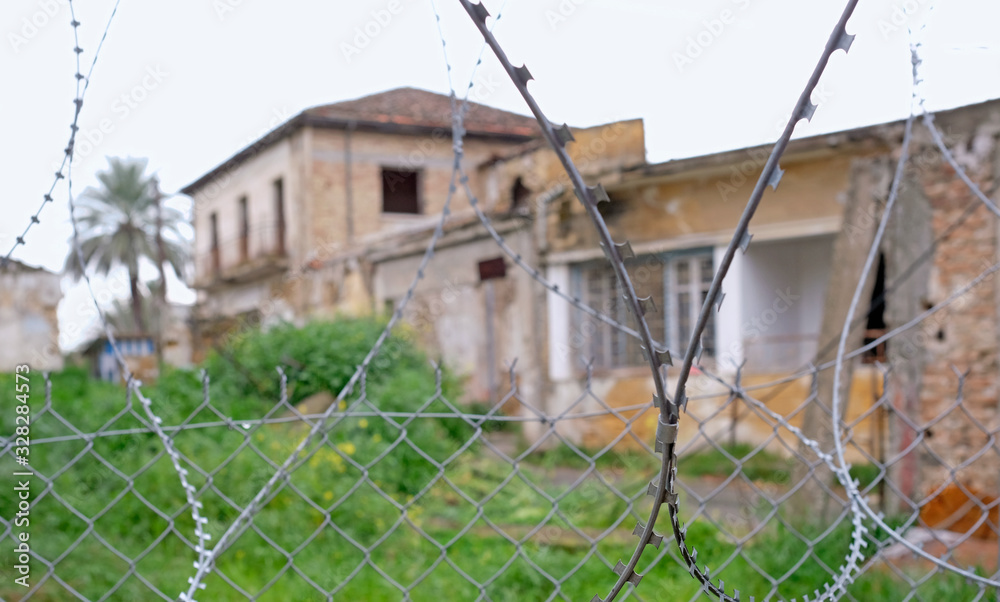 Φωτογραφία Barbed wire and obstacles at the border to the buffer zone Green Line in Nicos